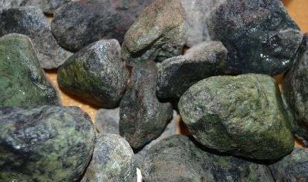 Sirpantenit - ein silbriger oder grüner Stein