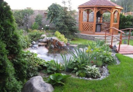 חובבי מלמול המים, השקט והשלווה יכולים להרחיב את שטח הביתן על ידי סידור מאגר קטן סביבו