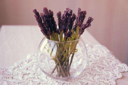 Perlenbesetzte Lavendelblüten sind bereit, in eine Vase gesetzt zu werden.