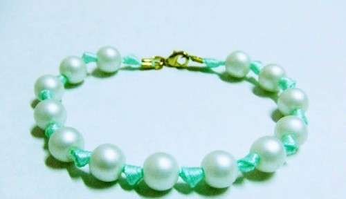 Wie man ein Armband aus Bändern und Perlen macht