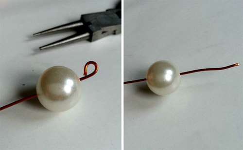 For å lage et slikt armbånd trenger du wire, rundnåltang, perler, forbindelsesringer. Ta et stykke wire og tre det gjennom perlen. Bøy den ene enden med en tang med rund nese slik at perlen ikke faller ut.