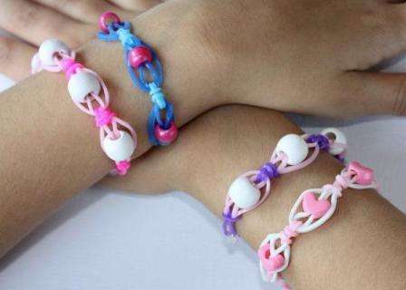 Wie man ein Armband aus Gummibändern mit Perlen mit eigenen Händen webt