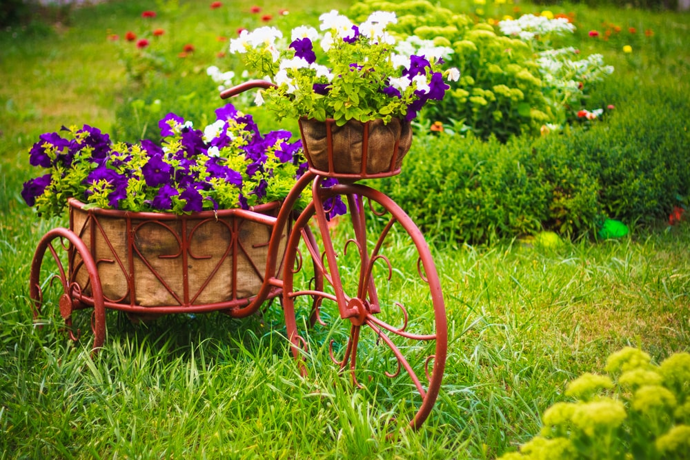 Vakker vårkomposisjon av friske blomster og metall