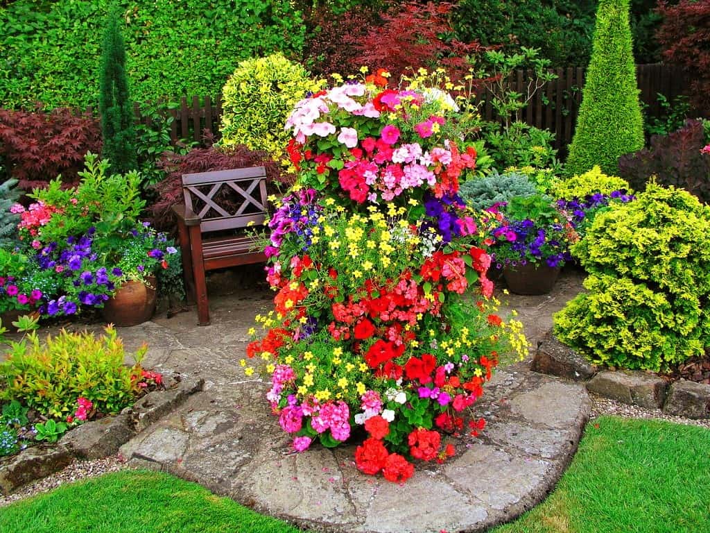 Det er bedre å installere et lyst vertikalt blomsterbed ikke langt fra hvilestedet, slik at du hele tiden kan beundre hjernebarnet ditt