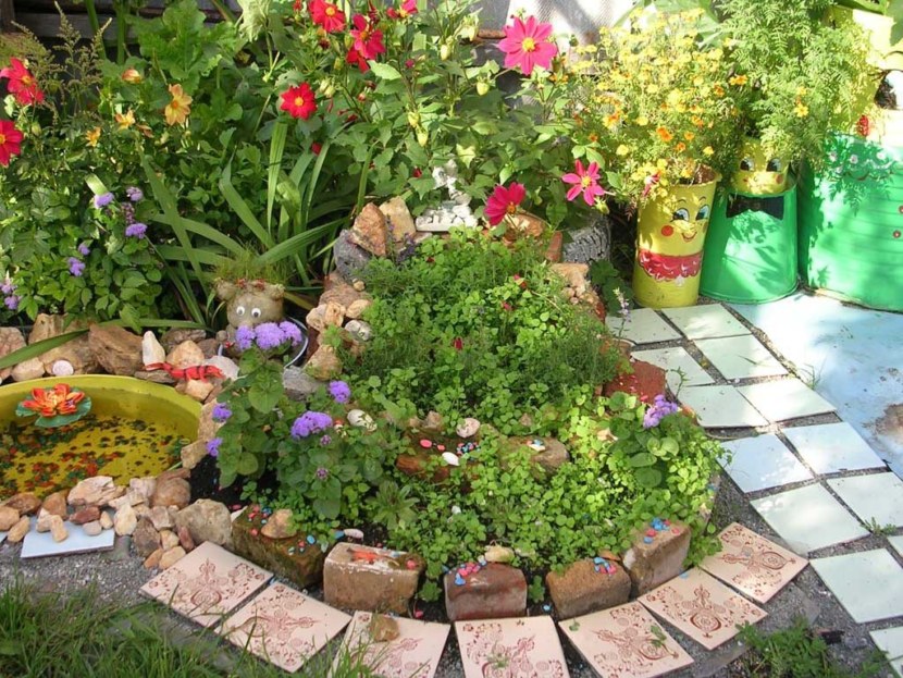 Blomsterhager i landet: typer, hvordan du gjør det selv, planteskjemaer med navn