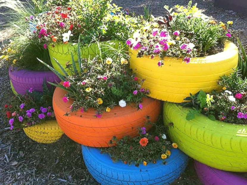 Blomsterhager i landet: typer, hvordan du gjør det selv, planteskjemaer med navn