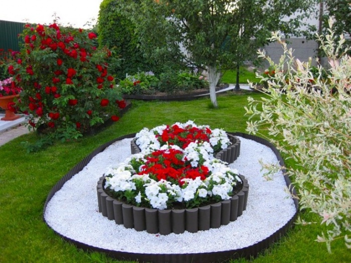 Blomsterhager i landet: typer, hvordan du gjør det selv, planteskjemaer med navn