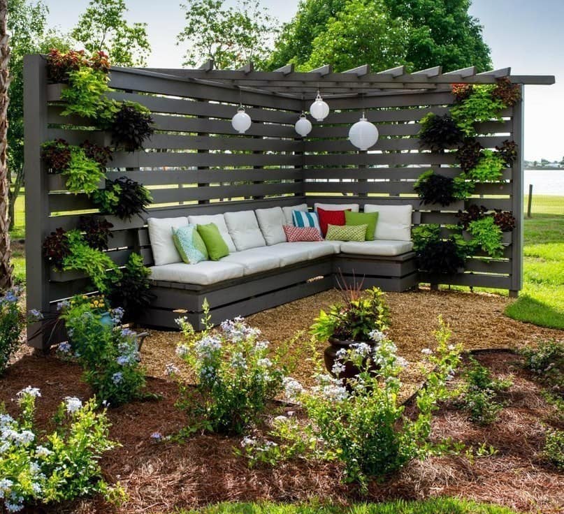 Stilig sommerhus omgitt av vakre blomsterbed