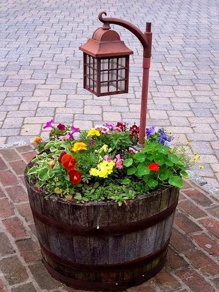 Det opplyste blomsterbedet vil glede deg selv om natten.