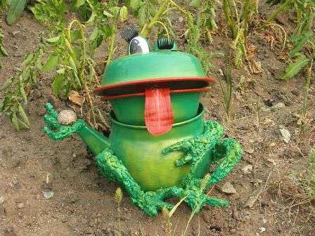 מנות אמייל או מתכת ישנות יועילו גם לתושבי הקיץ שרוצים להכין מלאכת גן. רק כמה קערות יכולות להפוך לצפרדע מצחיקה.