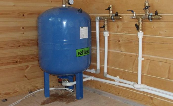 So erzeugen Sie Wasserdruck in einem Privathaus: Möglichkeiten, mit dem Problem umzugehen