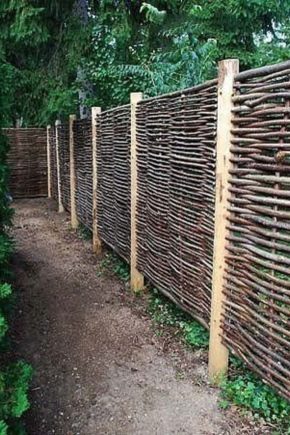 Dekoratyvinė tvora: medžiagų rūšys ir žingsnis po žingsnio konstrukcijos surinkimas