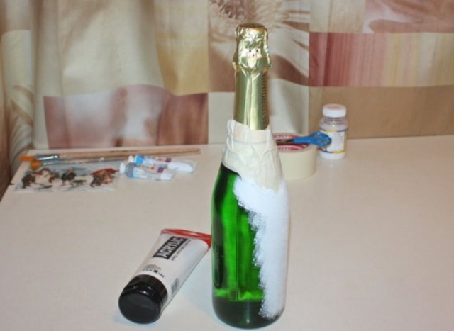 For å skjule den grønne fargen på flasken, beleg den med hvit vannbasert maling.