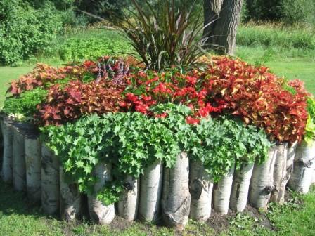 Wir machen ein Blumenbeet und einen Blumengarten auf dem Land mit unseren eigenen Händen