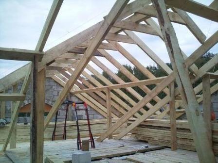 כאשר בניית הקירות הגיעה לסיומה, יש להניח חגורה של חיזוק ובטון לאורך החלק העליון שלהם, יש צורך בבניית הגג