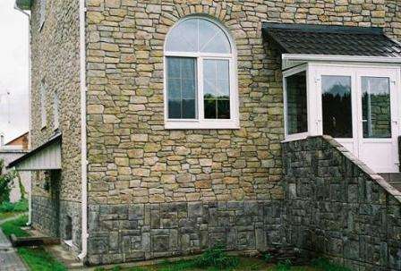 Natürliche moderne Materialien werden häufig für die Fassadendekoration verwendet. Naturstein mo