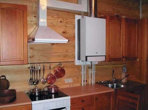 Det er mulig å installere en gasskjele på kjøkkenet bare hvis det er ventilasjon og dører som fungerer