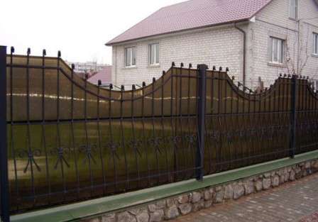 Welche Art von Zaun und was auf dem Land zu machen ist, ist billig und schön.