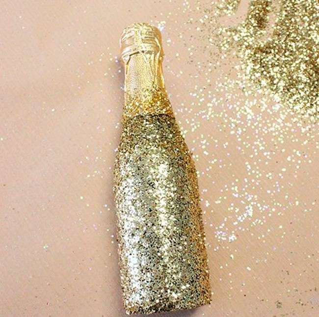 eine Flasche Champagner für das neue Jahr dekorieren