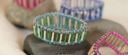 Armbånd laget av perler og pinner
