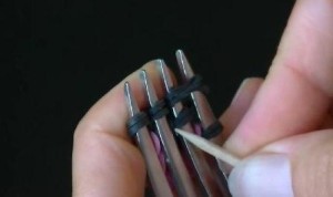 tkaní náramků s vidličkou
