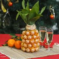 Leddene på blader og søtsaker kan dekoreres med garn. Ananas er klar.