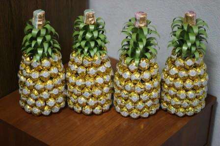 DIY ananas med champagne og søtsaker. Trinnvis bilde
