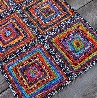 Teppiche aus alten Sachen stricken