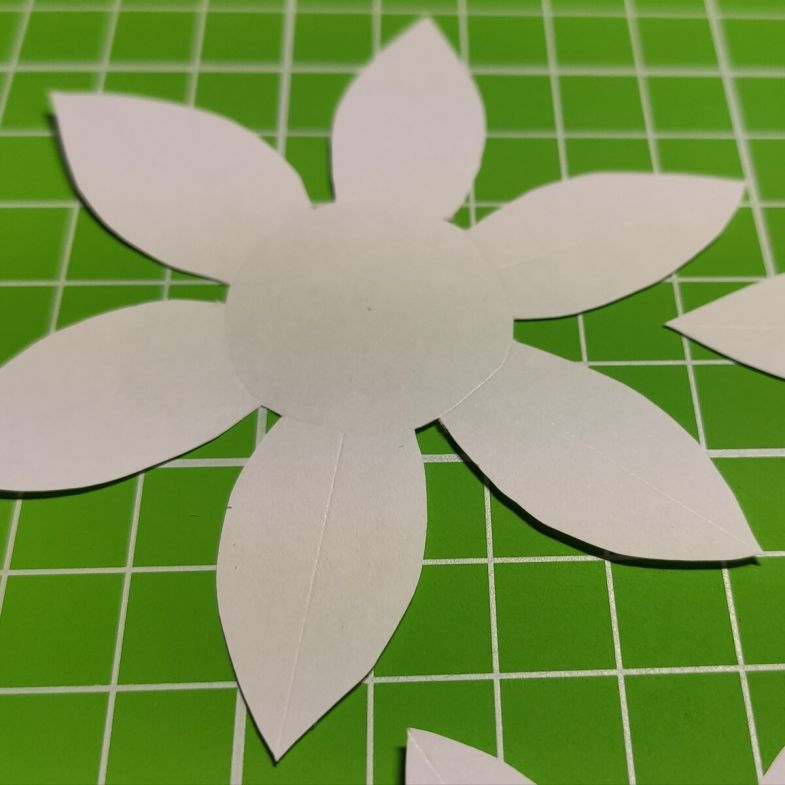 Jak vyrobit papírovou lilii různými technikami: pokyny pro kutily krok za krokem, potřebné nástroje a materiály