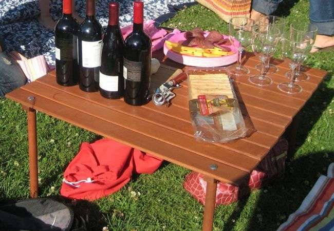 Wie man einen mobilen Tisch für zu Hause und für ein Picknick in der Natur baut
