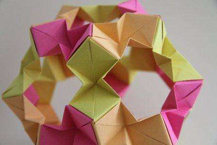 Det antas at kusudama er en type origami, selv om dette i virkeligheten ikke er helt sant. Kjennetegnet på ekte origami i