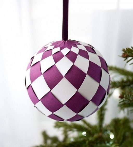 איך להכין כדורי נייר צבעוניים לקישוט עץ חג המולד