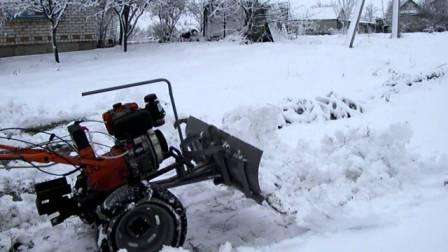 Wie man aus einem handgeführten Traktor eine Schneefräse macht