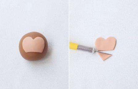 Pyörittele muovipalloa päähän. Ota sen jälkeen materiaali vaaleammaksi, rullaa se ja leikkaa sydän. Jos leikkaat sydämen alaosan pois, sinulla on aihio lelun kasvoille.