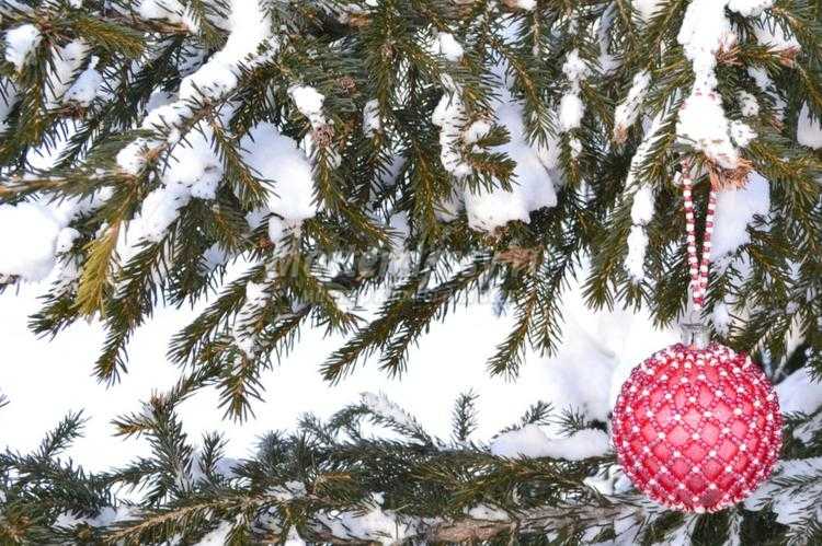 Weihnachtskugeln mit Perlen geflochten