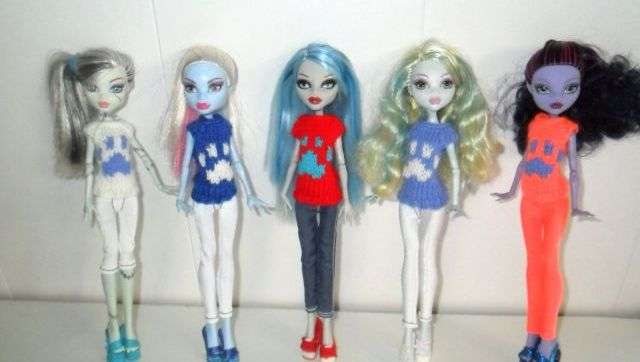 Jotkut tyttöjen suosikki nuket ovat sarjakuvahahmoja. Nykyään Monster High -nuket ovat suosittuja. Voit myös ommella vaatteita sukkia varten näille nukkeille. Tätä varten riittää leikata osa sukasta, tehdä leikkauksia käsille ja ommella ne.