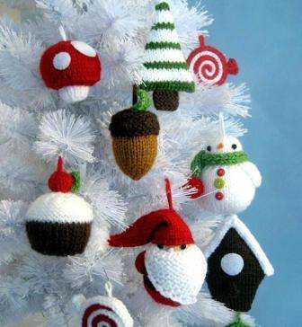Ja monet käsityöläiset rakastavat koristella joulukuusta omilla käsillään neulotuilla leluilla!