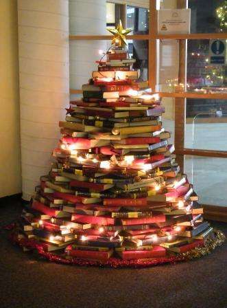 ועץ חג המולד כזה אידיאלי לאוהבי ספרים.