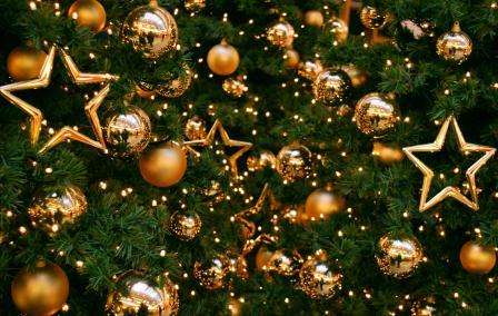 מתכוננים לקשט את עץ חג המולד 2018