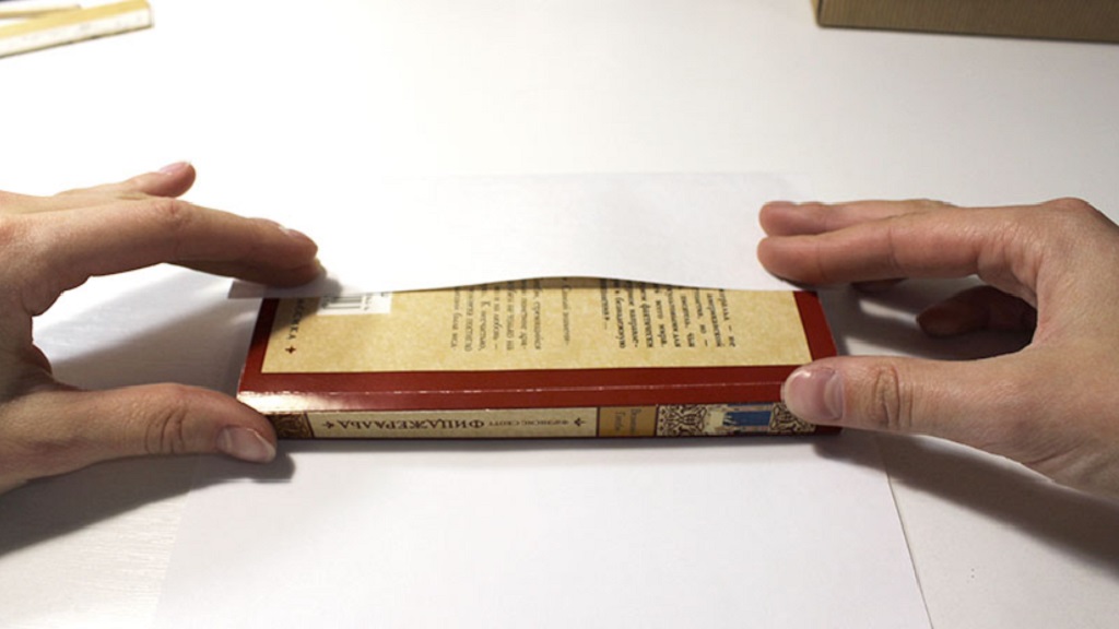 Hvordan pakke en bok inn som gave: hvordan gjøre den på en original, vakker og uvanlig måte, hvordan pakke den inn i gavepapir