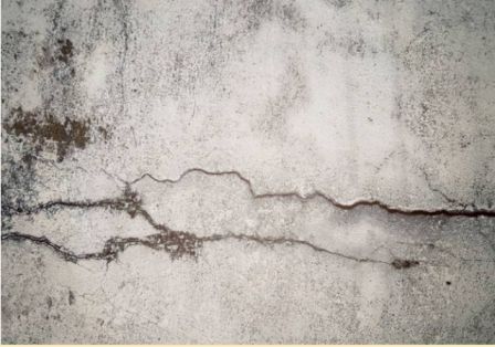 Halkeamien poistaminen betoniseinistä