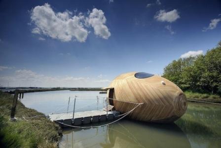 Haus in Form einer Kugel auf dem Wasser