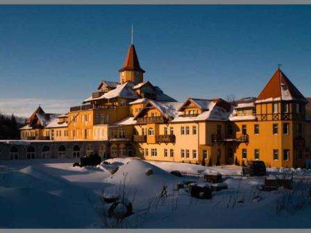 St. Lukas er ikke bare et sanatorium, det er et førsteklasses hotell som ligger i et av de mest berømte kurstedene i verden, Swieradow Zdroj.