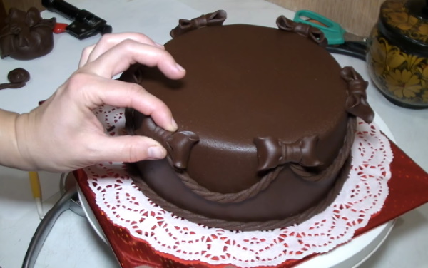 איך עוטפים עוגה במסטיק. מתכון עם תמונה בבית