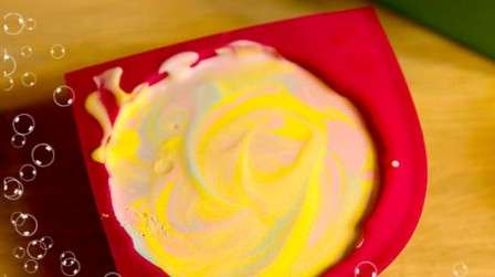 Alternativ können Sie zuerst parallele Streifen machen, dann entlang. Aber tun Sie sie nicht senkrecht, sondern leicht schräg. Oder sofort den Kuchen schichtweise in eine Form geben. Mit der Zeit kommen neue Ideen und die Zeichnungen werden eleganter.