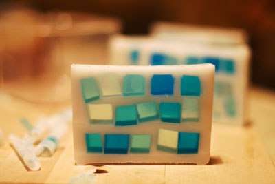 ניתן לצנן את הסבון במקרר ולאחר מכן להסירו מהתבנית. חותכים למקלות 100-150 גרם ועוטפים בניילון. הסבון שלך מוכן. כפי שאתה יכול לראות, מתכון זה מושלם למתחילים ויסייע לך לשלוט ביסודות הכנת הסבון.