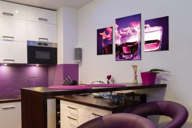 Kuva modulaarisista maalauksista keittiössä