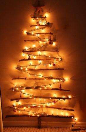 אין ספק שמישהו כבר יצר עץ חג המולד על הקיר מזר. בנוסף לאורות, זה יכול להיות מעוטר בחרוזים, צעצועים חסיני ניפוץ, כמו גם נחש