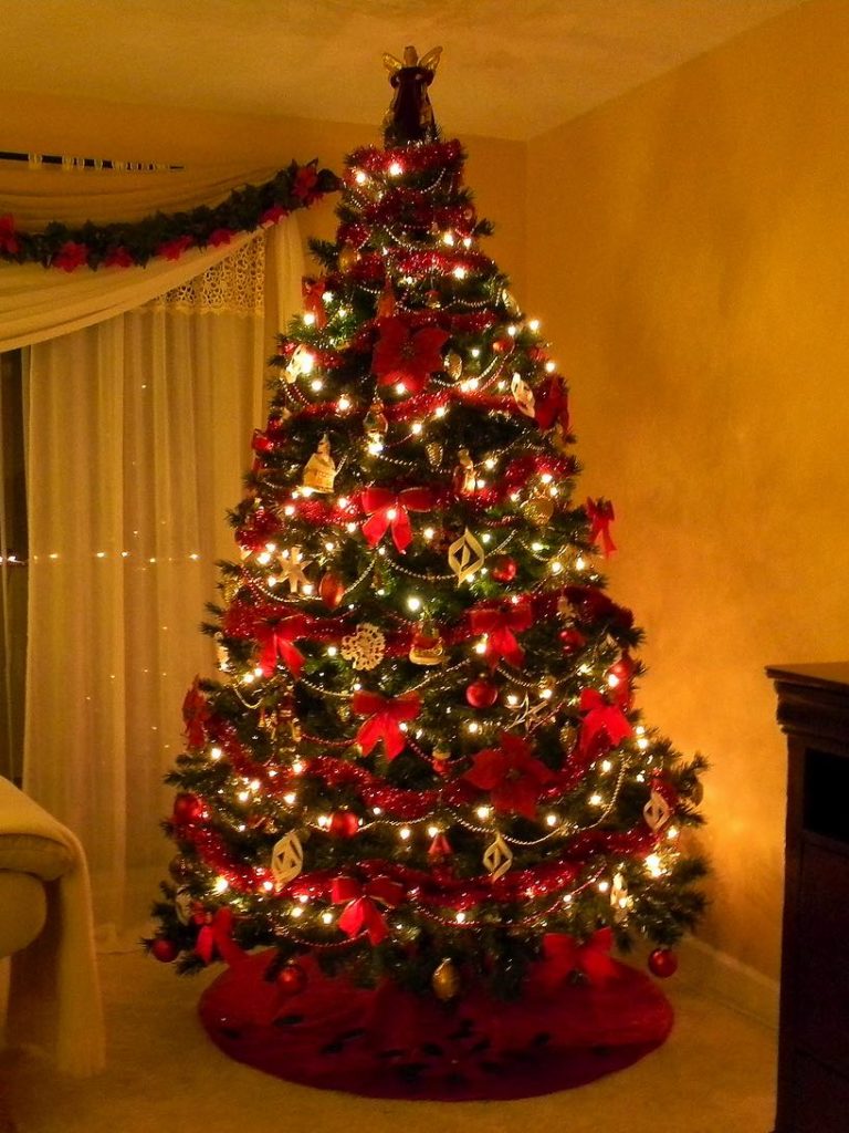 תמונות של עץ חג המולד המעוטר לשנה החדשה