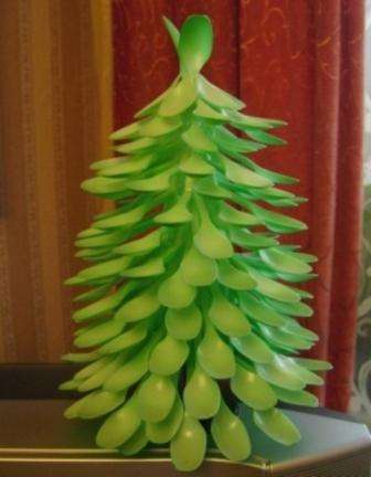 Weihnachtsbasteln - Weihnachtsbaum aus Plastiklöffeln